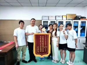 錦旗寄深情 感恩暖人心